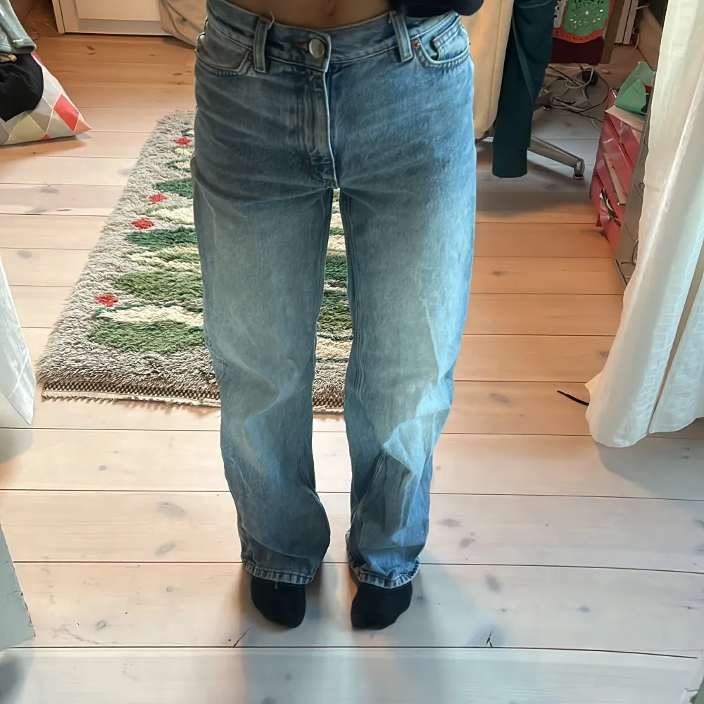 Säljer de här Monki jeansen då de är för små. Superfint skick! Storlek 24 (x- small). . Jeans & Byxor.