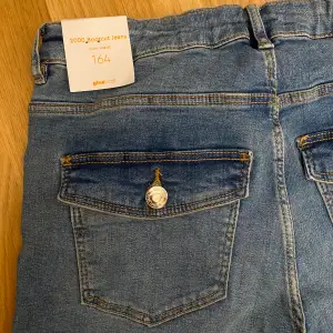 Helt oanvända jeans från Gina Tricot i storlek 164. Nypris 349🌸