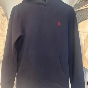 Säljer fin ralphlauren hoodie 💕💕 kan skicka bild på qr kod för äktenhets bevis, 