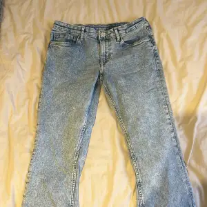 Ett par snygga lågmidjade bootcut jeans. Säljer för dom är för små. 