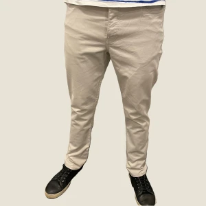 Vita jeans  - Snygga vita/beiga jeans från hm. Jeansen är i fint skick. Storlek 33. Modellen är 182cm.  Fråga gärna vid funderingar!