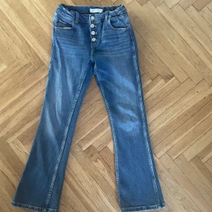 Bootcut jeans Zara - Jag säljer dessa jätte fina  jeansen som är Bootcut  från Zara. De är i storlek 164cm (13-14 år). De är i bra skick och har alltså inga defekter! Frakten står köparen för. 
