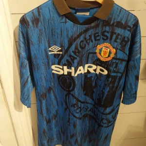 Manchester United tröja från säsongen 1992-1993 - Tröjan är i bra skick för sin ålder 