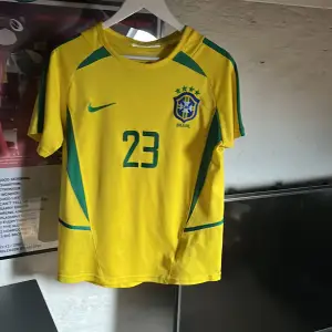 Perfect Condition Vintage 2001 Brazil football kit with kaka on the back 