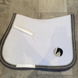 Hoppschabrak från hillbayhorses - Aldrig använt och är i väldigt bra skick. Nypris för den är ca 750kr och jag säljer den för 600 ink frakt och priset kan självklart diskuteras