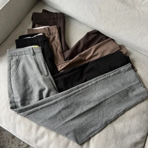 Jjxx kostymbyxor  - 4 par kostymbyxor från jjxx, de svarta är använda men i mycket fint skick och de andra är i nyskick! Alla samma storlek w28 L30 förutom de gråa som är L32! Säljs för 200kr/st