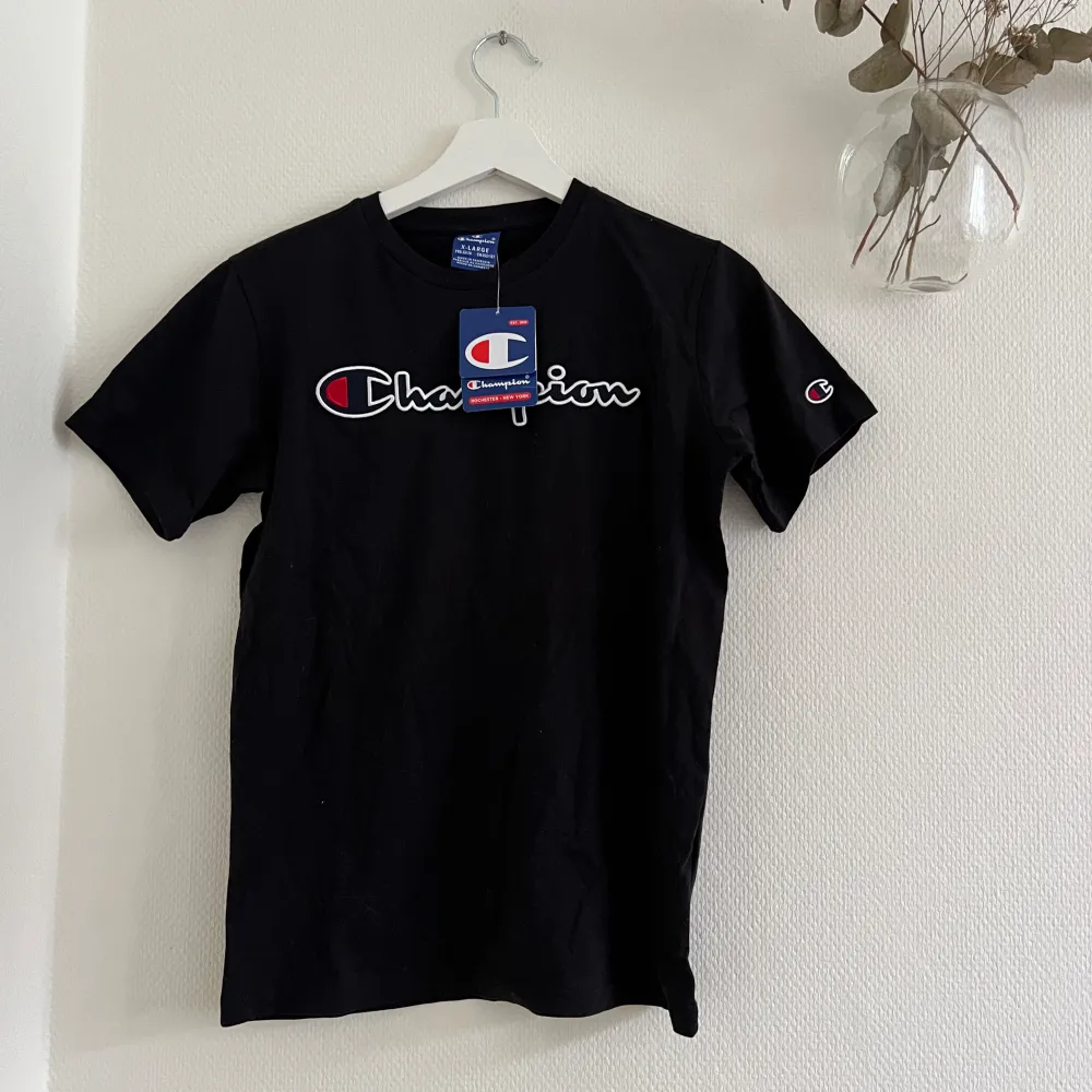 Champion tshirt köpt från kidsbrandstore, passar en xs, oanvänd med lapp kvar . T-shirts.
