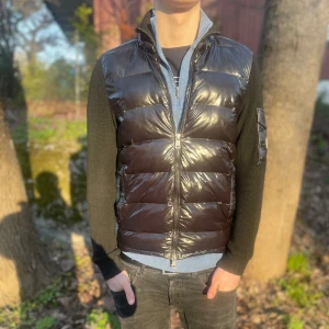 Moncler cardigan st 1 - Säljer min väns moncler cardigan i st ett i använt skick. Perfekt för våren! Modellen på bilden är 181 och väger 65kg. Skriv för frågor och är öppen för byten!