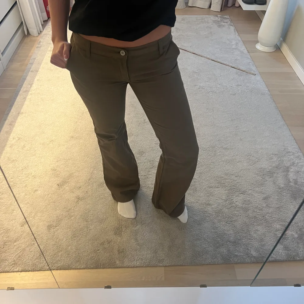 Super snygga militär gröna jeans ifrån Brandy Melville, som tyvärr inte kommer till användning! Använda få gånger, mycket bra skick. midjemått 39cm innerbenslängd 81cm ish (från grenen). Jeans & Byxor.