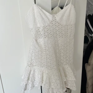 Zara klänning  - Klänning i nyskick från Zara💕storlek M Fin till student! 