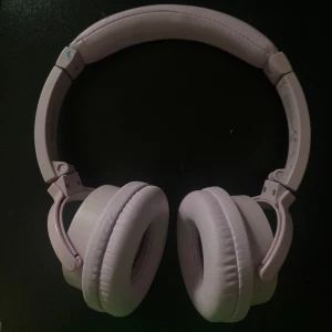 Lila hörlurar - Säljer mina lila/rosa hörlurar för de inte kommer till användning längre, fungerar jätte bra och är i jätte bra skick! Köpt för 250kr 🫶🏻