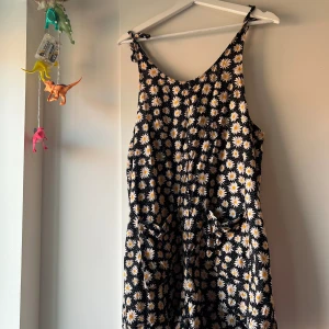 Romper byxdress Monki prästkragar S  - Somrig luftig romper med knyt på axlarna från Monki. Storlek S. 