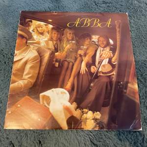 ABBA - ABBA vinylskiva, det hackar lite i slutet på sista låten (båda sidorna) men inget som störs mycket! skriv privat för flera bilder eller frågor 💘