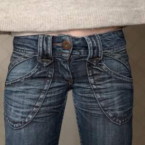 Säljer dessa super snygga jeans från pepe jeans då dem tyvärr var förkorta för mig💕  Midjemått: 37/38cm Innerbenslängd: 78cm (Sista bilden är lånad från tjejen jag köpte jeansen av)