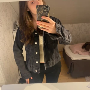 Jeans jacka  - Säljer denna 💕perfekt till våren!