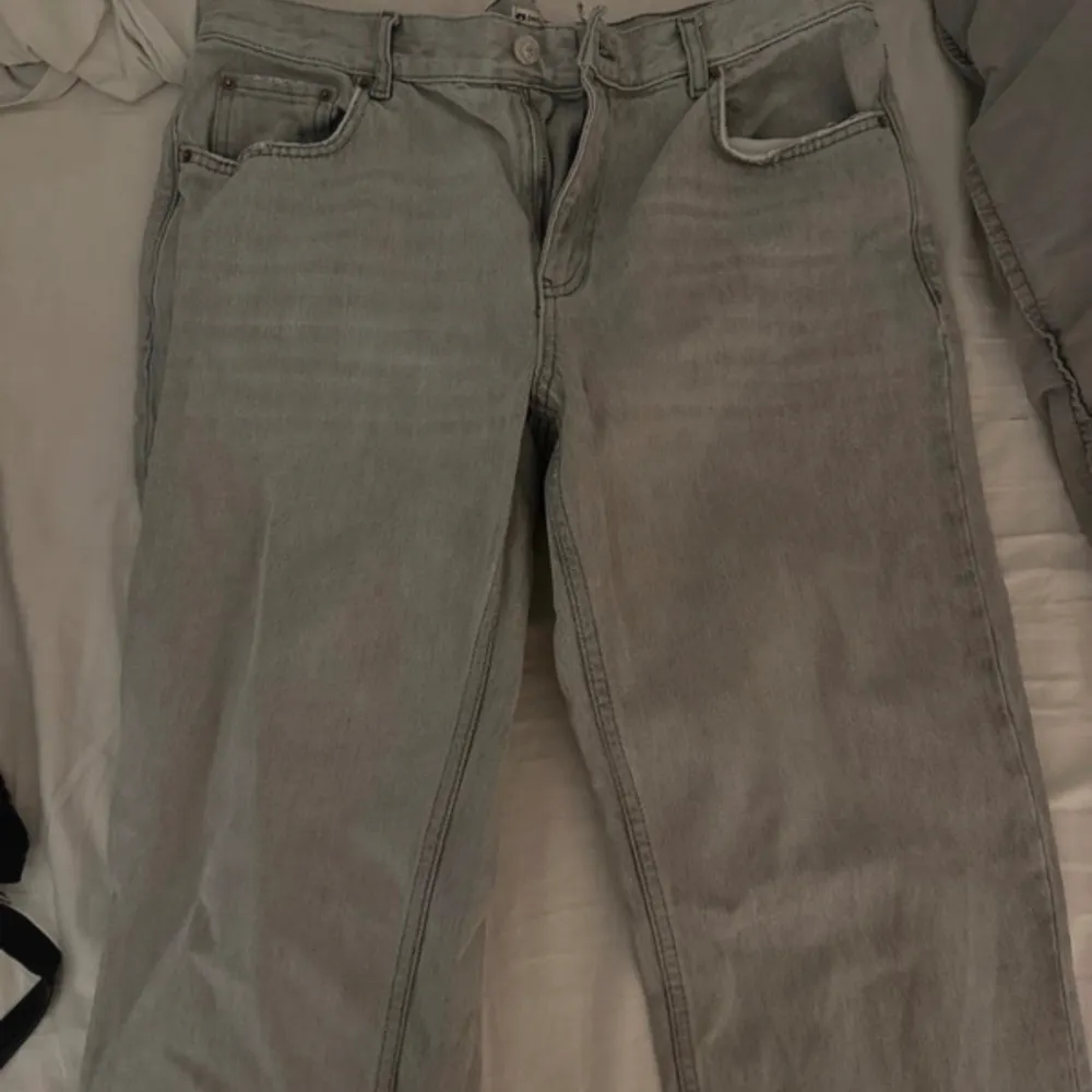 Här säljer jag ett par gråa jeans från Gina som använts 2 gånger och är nästan helt nya💕. Jeans & Byxor.