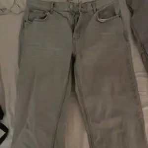 Här säljer jag ett par gråa jeans från Gina som använts 2 gånger och är nästan helt nya💕