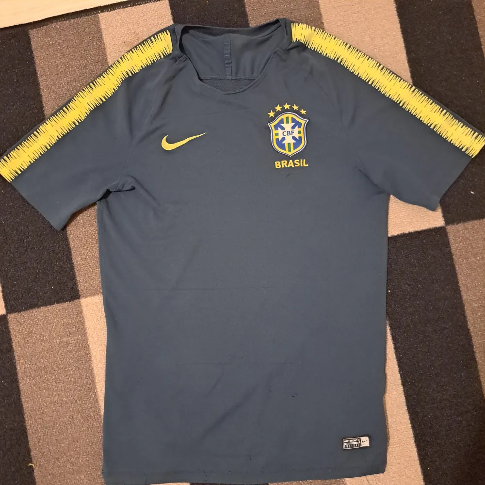 Helt okej skick fin tröja från 2018 brazil träningtröja hör av er vid frågor. T-shirts.
