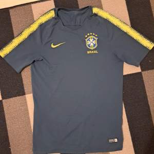 Helt okej skick fin tröja från 2018 brazil träningtröja hör av er vid frågor
