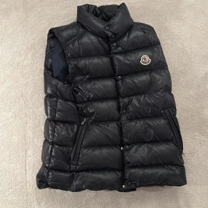 Monclear väst - Bra skick, stolek 164 cm 14 år