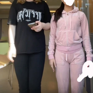 juicy couture - säljer tröjan ifrån mitt juicy sett kanske byxorna med det beror på vad ni vill betala för hela settet. Den är i storlek xs men passar även s, byxorna är i storlek xs, är 160 cm lång men dem är lite långa på mig, nypriset på hela settet är 2500kr