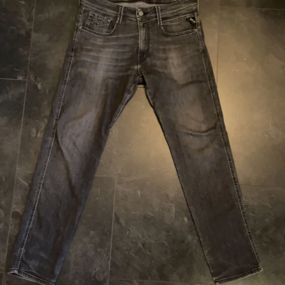 Säljer nu mina snygga Replay Anbass Jeans, slim modell i storlek 31. Jeansen är i bra skick inte använda speciellt mycket och har en mörkgrå färg. Nypris runt 1300kr. Skriv vid intresse eller frågor✅. Jeans & Byxor.