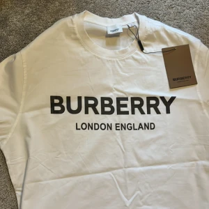 Burberry T-shirt - Helt ny och fräsch burberry t shirt riktigt snygg till sommaren 🤍🤍