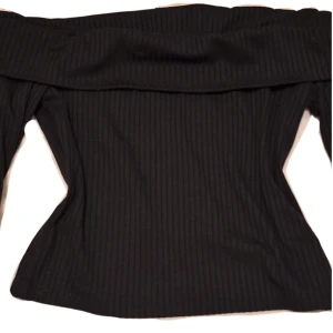 Off-shoulder tröja  - En svart off shoulder tröja ifrån h&m! Har använt den några gånger men inga defekter. Ganska tunt material 💕 Storlek L men den passar även M (ksk passar S också!)