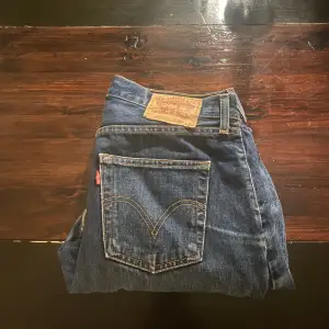 Hej! Vi här på Gustafsson closet säljer ett par Levis jeans som är i bra skick. Dom är baggy i storlek och passar perfekt till street stilen samt laidback stilen. Storleken: 30/34 priset kan diskuteras vid snabb affär! Mvh Gustafsson closet