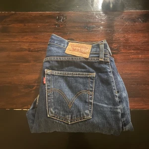 Levis jeans - Hej! Vi här på Gustafsson closet säljer ett par Levis jeans som är i bra skick. Dom är baggy i storlek och passar perfekt till street stilen samt laidback stilen. Storleken: 30/34 priset kan diskuteras vid snabb affär! Mvh Gustafsson closet