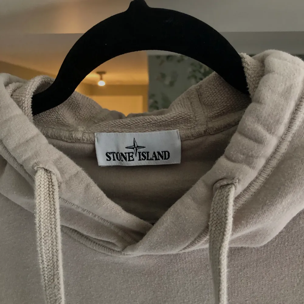 Snygg Stone Island hoodie i väldigt fint skick, inga defekter och använd sparsamt. Storlek S men passar även Xs så lite liten i storleken. Skick 8,5/10 Nypris ca 3000kr, går såklart att förhandla.. Hoodies.