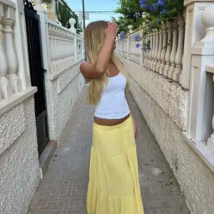 Gul lång kjol som är fin till sommaren! (Första bilden är lånad men typ samma vibe)😅