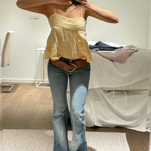 Gul vintage topp - Säljer min super gulliga topp jag köpte i England för några år sedan. Färgen är helt magisk, passar utmärkt nu till sommarn💓