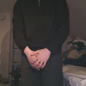 Svart sweatshirt med kedja - Small size men känns som medium 