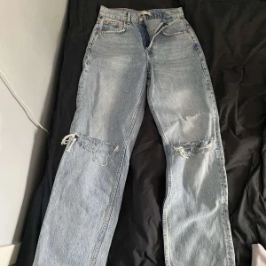 Gina tricot perfect jeans med hål - Gina tricot perfect jeans med hål vid knän. Har använts en gång men kommer inte till användning längre. 