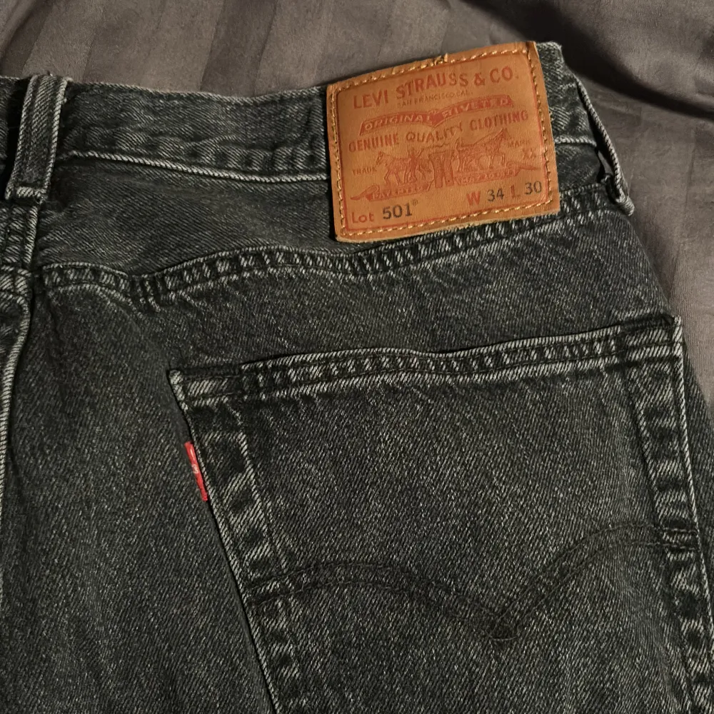 Mörk grå Levis jeans 501 i storlek 34/30. Jeansen är i mycket bra skick och knappt använda.. Jeans & Byxor.