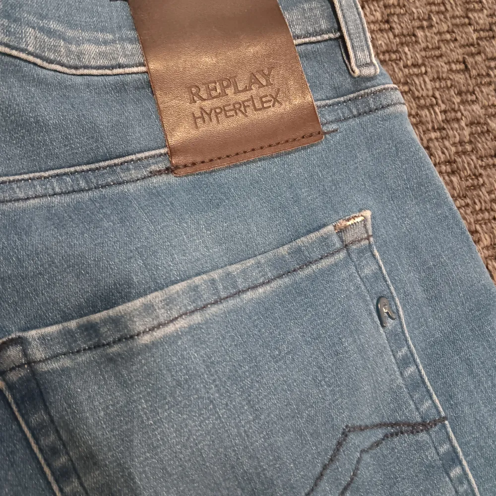 Blåa replay hyperflex i bra skicka 9/10. Har används 3 gånger. Ny pris går på ca 1500-2000 kr så mitt pris är 499 kr. Det är SLIM TAPERED FIT men sitter som slim. Storleken är 30W 32L. Jeans & Byxor.