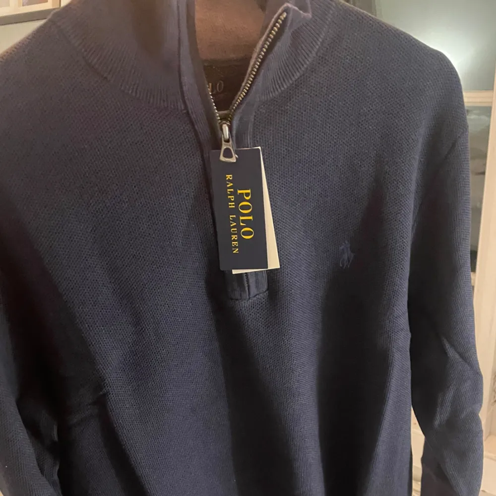 Hej! Säljer en Ralph lauren half zip i färgen marinblå. Skicket är väldigt bra, tröjan har inga defekter så som hål eller fläckar. Nypris på dessa ligger kring 2200kr, priset är inte hugget i sten och går att diskutera. Skick 8/10 nästintill ny.. Tröjor & Koftor.