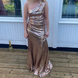 Balklänning - Säljer min otroligt fina balklänning som är köpt på plick, så använda minst två gånger. Jag är 160cm och hade klackar men den var lång på mig. Storlek 38/M  Priset kan diskuteras💗💗✨