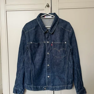 Levi’s jeansjacka  - Jeansjacka från Levi’s i mörkblå färg. Storlek medium. Har bilder på alla mått vid förfrågan. Super gott skick, inga skador och knappt använd.