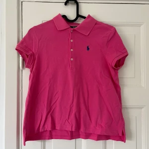 Pikétröja Ralph Lauren - Pikétröja från Ralph Lauren i storlek ”12-14 år”, skulle säga att det motsvarar 164-168 cm i barnstorlek. Använd Max 5 gånger och därmed i väldigt fint skick. Säljs pga för liten. 