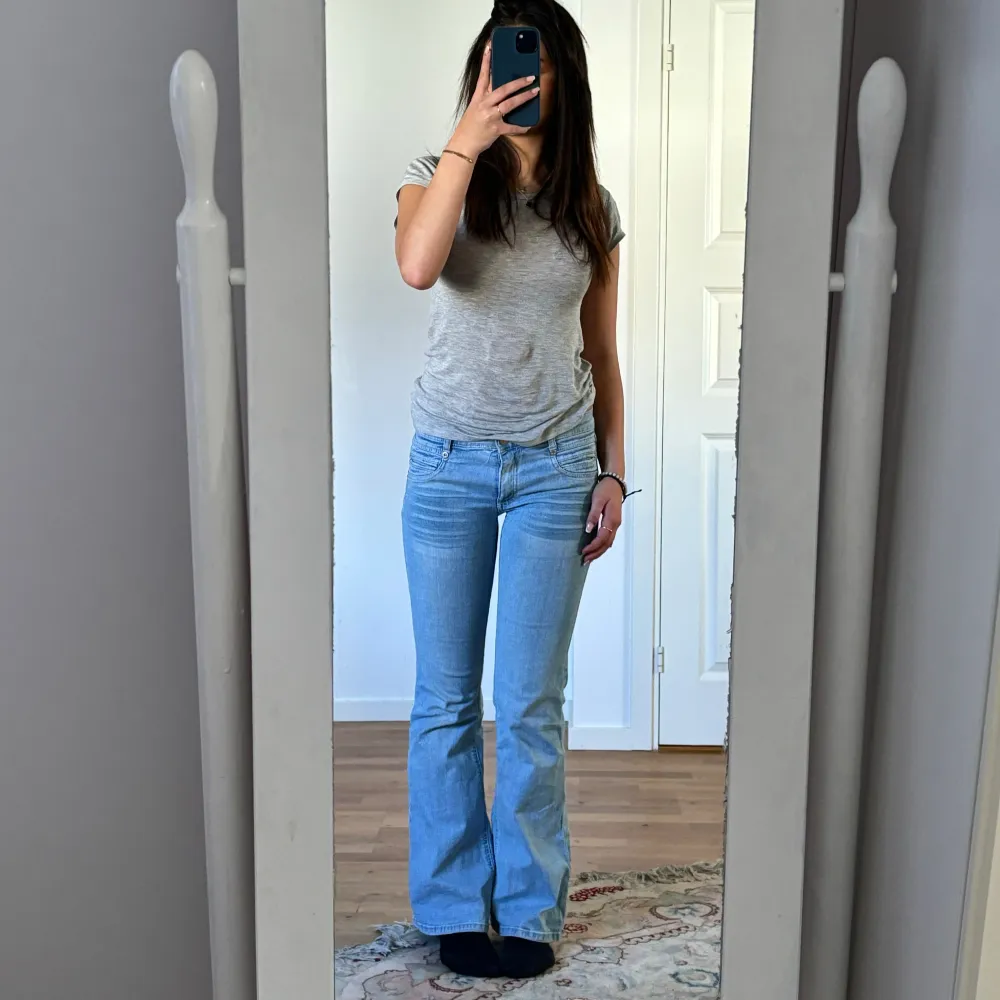 Lågmidjade bootcut ljusblåa jeans. Är i jätte fint skick inga tecken på användning. Innerbenslängd: 79cm Midja tvärs över: 37cm . Jeans & Byxor.