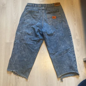 Butter baggiest  - Baggy butter jeans avklippta ungefär 10 cm på varje ben. Passar antagligen personer 150-160cm