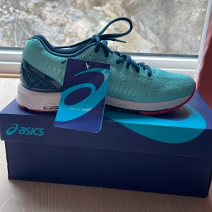 Asics women’s running shoes  - Oanvända löparskor storlek 37.5 Ordinarie pris 749kr