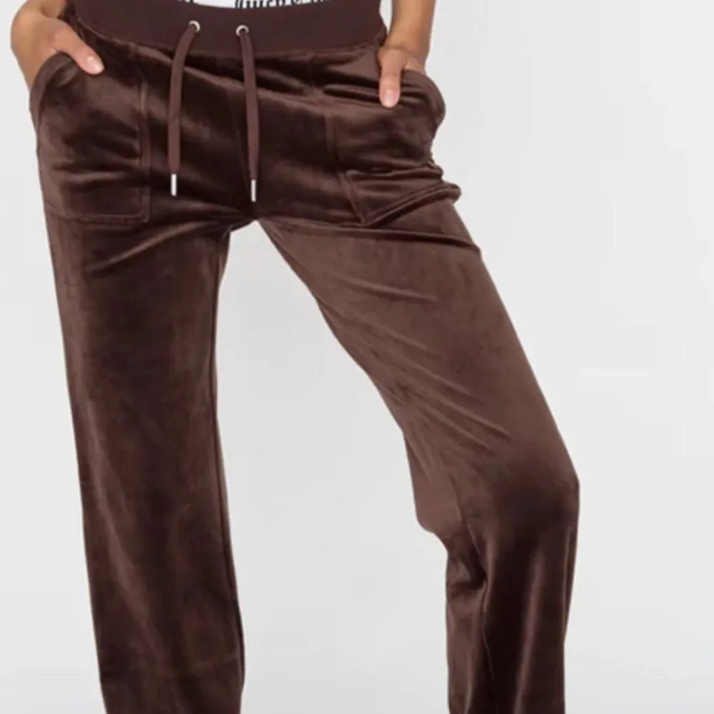 Säljer bruna juicy byxor, oanvända i storleken xxs. Jeans & Byxor.
