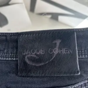 Hej!! Säljer nu mina fina Jacob Cohën Jeans i modellen Nick 622 Slim Fit Stretch, i färgen Black Dark Stone!! Jeansen har varit väl omhändertagna, och är i skicket 9,5/10 Nypris: 5600kr Strl: W31 Hör gärna av er om ni har några fler frågor!!
