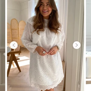 Studentklänning/vit klänning  - Jättefin studentklänning eller bara till sommaren, tyvärr för kort på mig