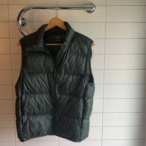 Grön väst - Tja, säljer en grön väst ifrån Uniqlo i strl S, den är som helt ny och använd väldigt få gånger