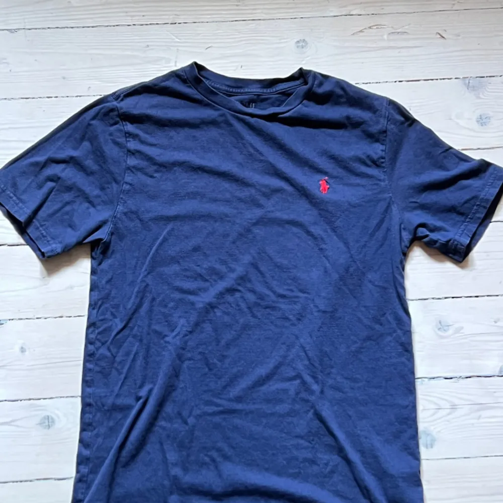 En snygg T-shirt i bra skick till sommaren🔵 Storleken är 14-16 år vilket är typ xs/s. . T-shirts.