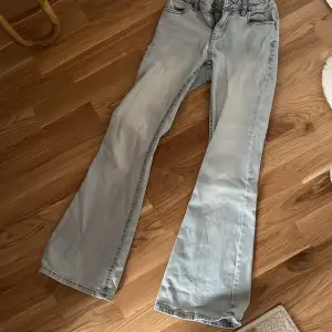 Bra skick och inte vanligt jeans material utan mjukare och väldigt stretchiga!💗  ( lowaisted och bootcut) 